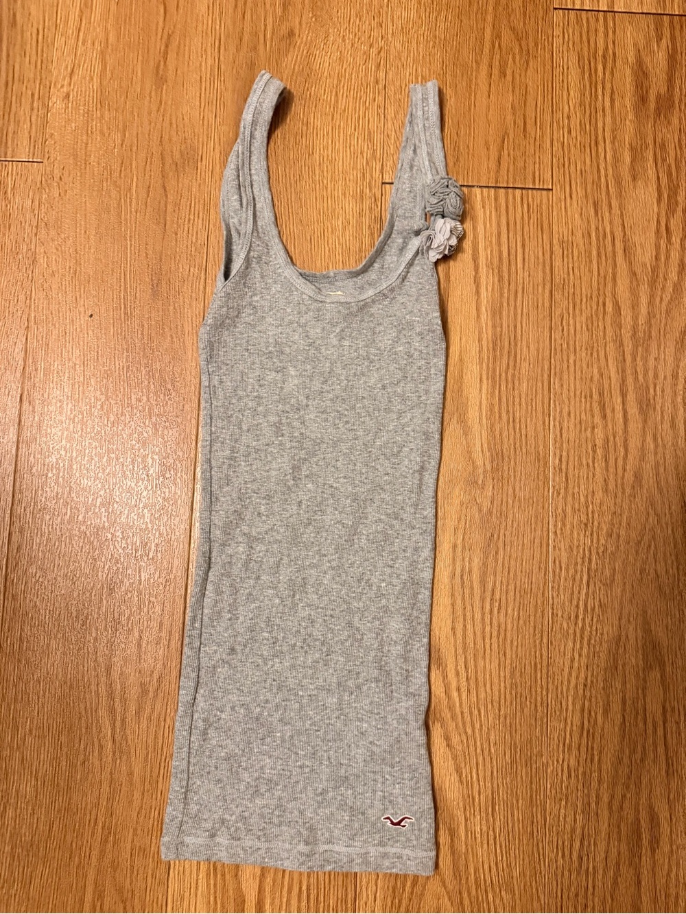 Y2K Hollister Gray Women’s Scoop Neck Tank Top with Shoulder Flower